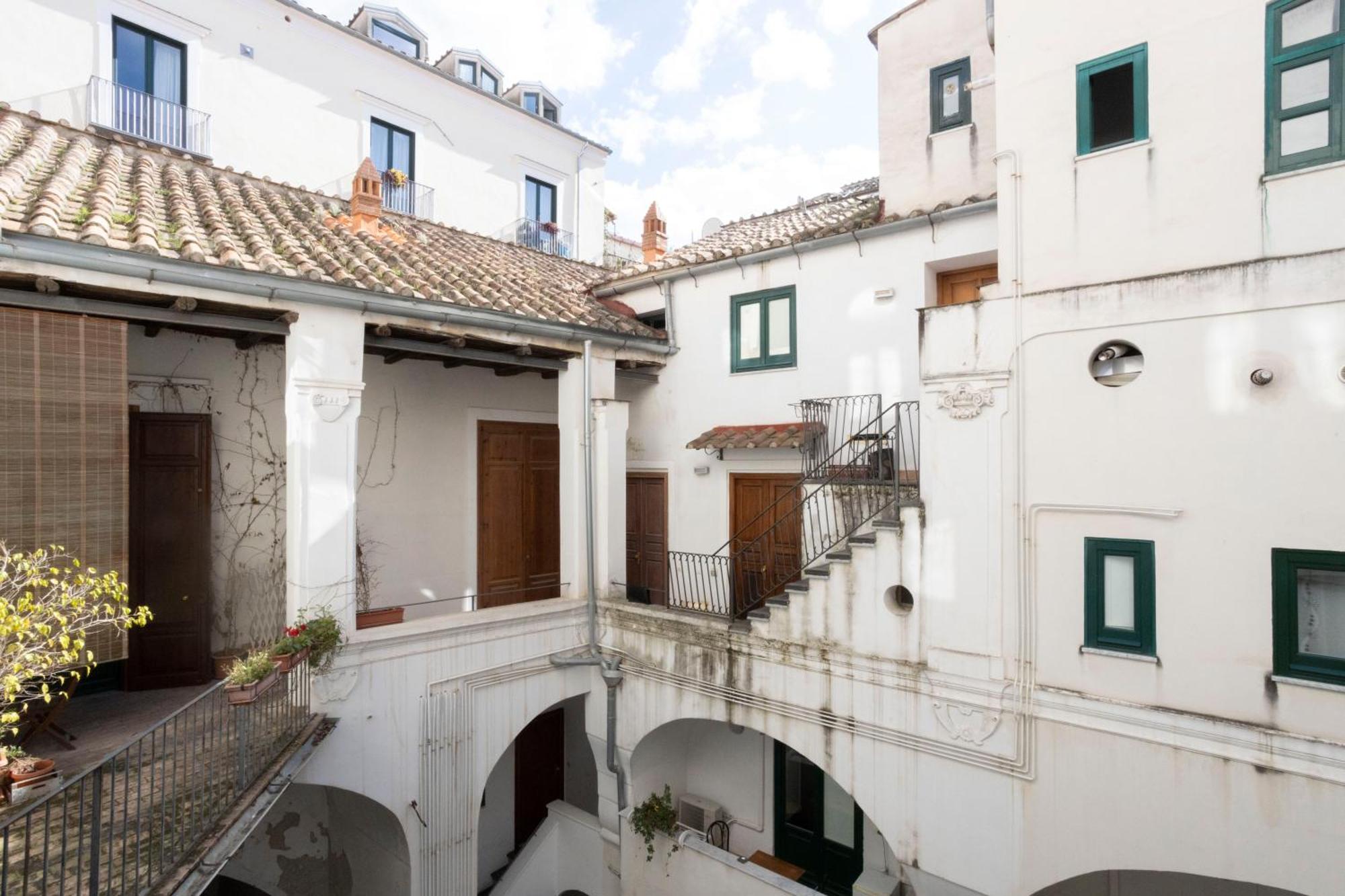 Qu4Ttro I Domo House Apartment Salerno Exterior foto